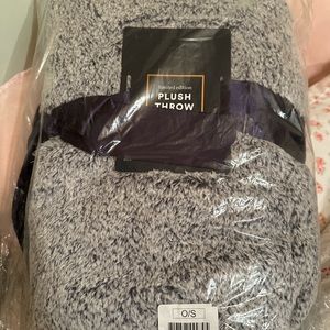 NEW ULTA  Blue/Gray Ultra-Soft Plush 50"x60" Throw Blanket w/ Pom Pom